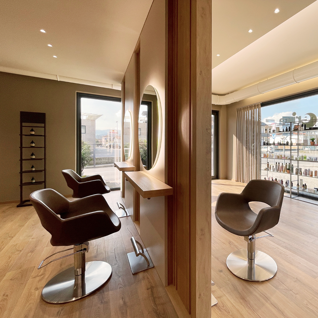 immagine del salone dell'area stilistica con tutte le poltrone illuminate dai led